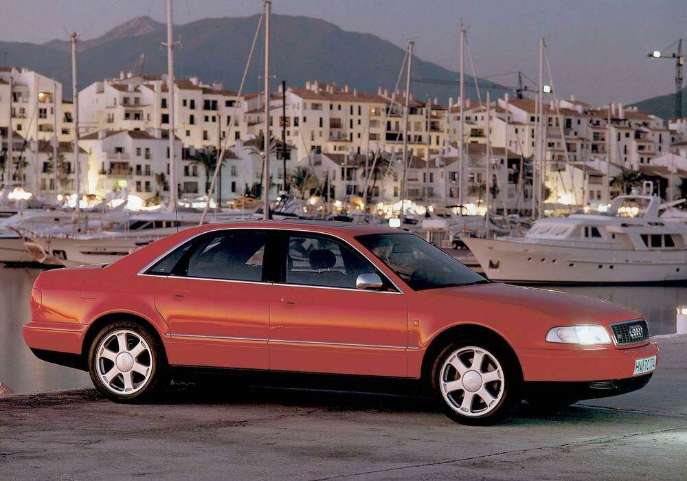 Fiche technique Audi S8 (D2) (1996-1999)