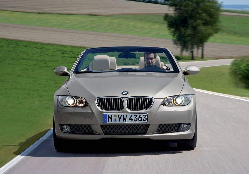 Fiche technique BMW 330i Cabriolet (E93) (2007-2013)