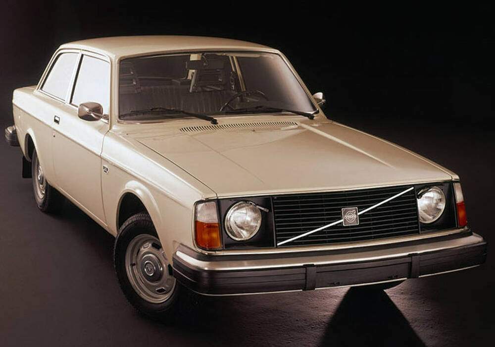 Fiche technique Volvo 242 2.0 L - DL (1974-1976)
