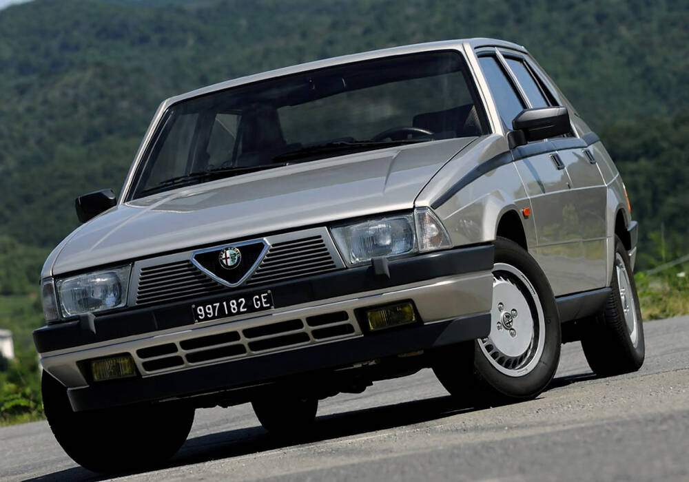 Fiche technique Alfa Romeo 75 2.5 V6 (1986-1989)