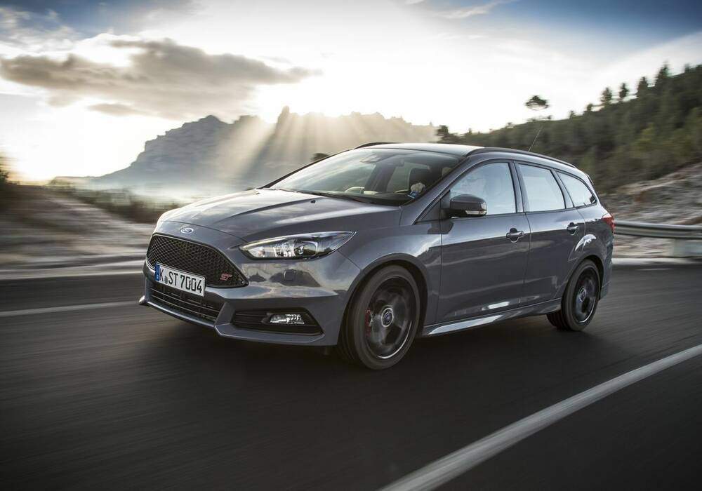 Fiche technique Ford Focus III SW ST TDCi (DYB) (2014)