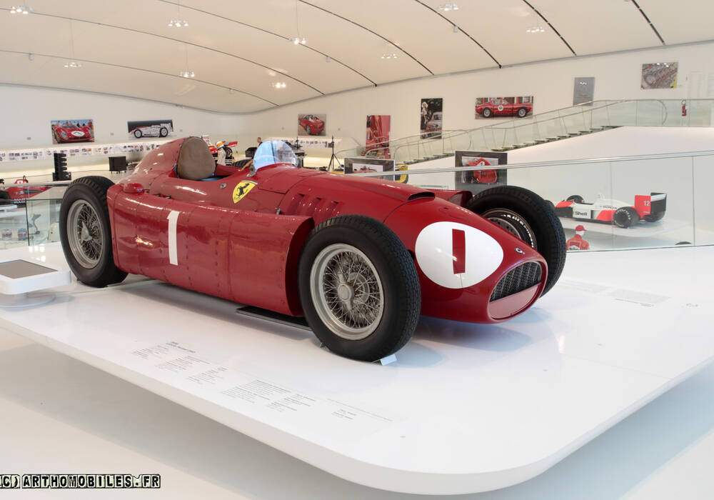Fiche technique Ferrari D50 (1955-1956)