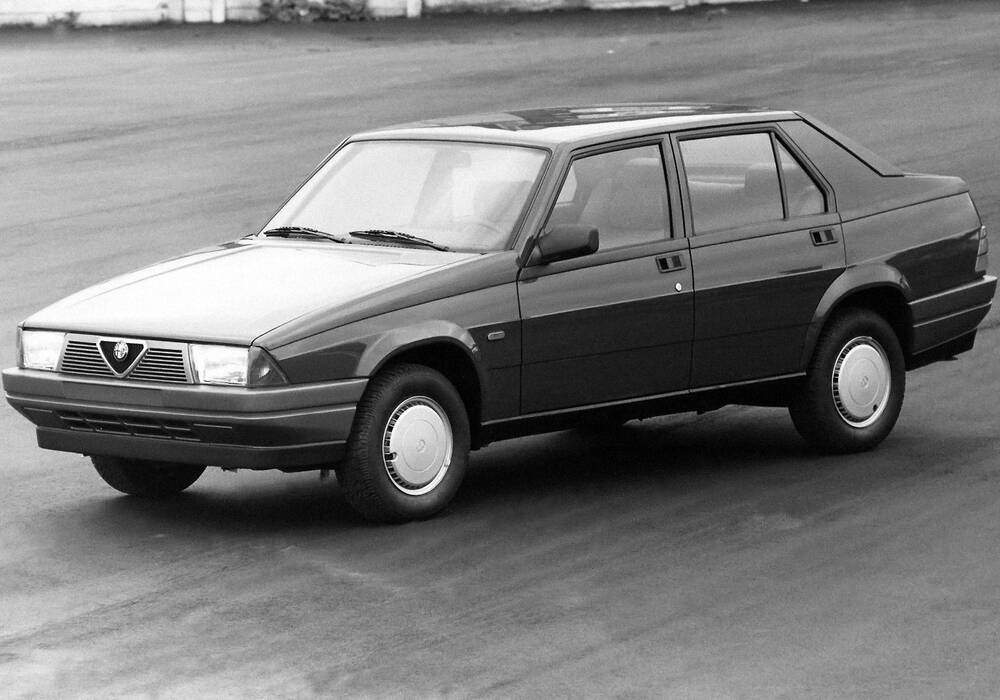 Fiche technique Alfa Romeo 75 1.6 (1989-1992)