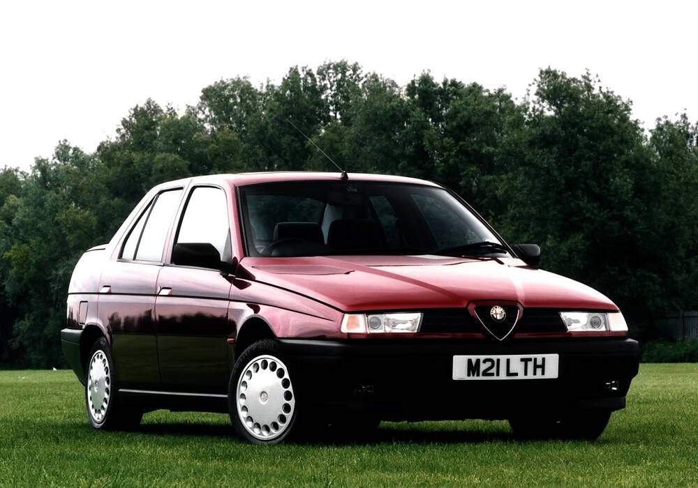 Fiche technique Alfa Romeo 155 2.5 V6 (1992-1996)