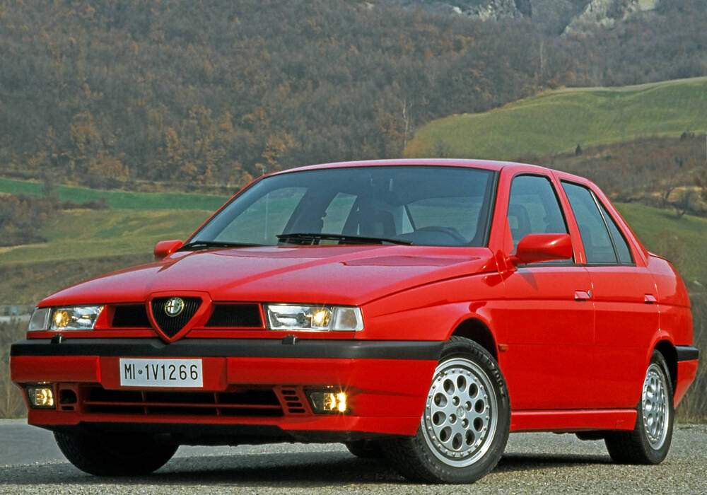Fiche technique Alfa Romeo 155 Q4 (1992-1996)