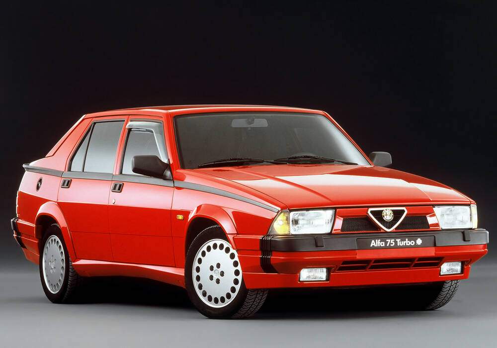 Fiche technique Alfa Romeo 75 1.8 Turbo ie (1986-1989)