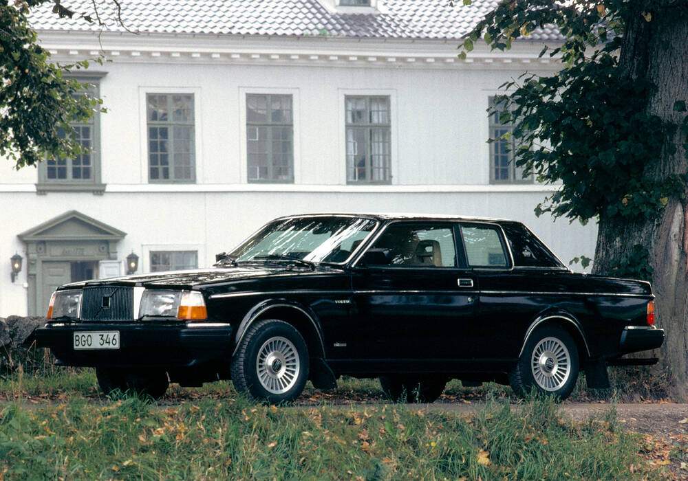 Fiche technique Volvo 262C (1978-1982)