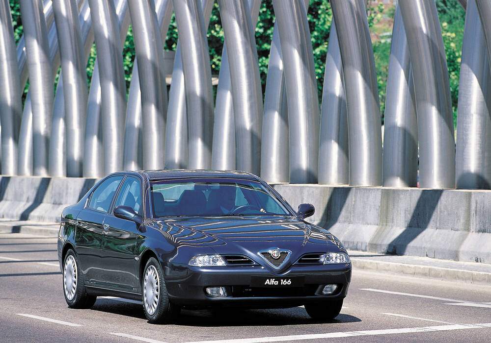 Fiche technique Alfa Romeo 166 2.4 JTD 135 (1999-2001)