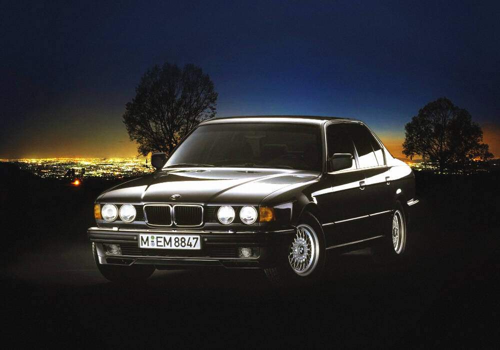 Fiche technique BMW 740i (E32) (1993-1994)
