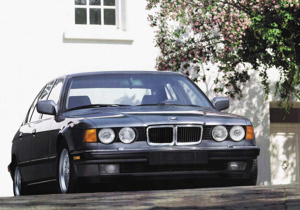 Fiche technique BMW 740iL (E32) (1992-1994)