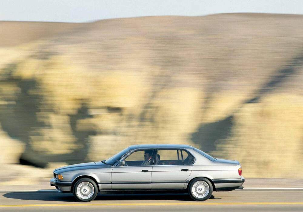 Fiche technique BMW 750i (E32) (1988-1994)