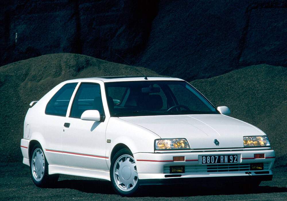 Fiche technique Renault 19 16S (1990-1992)