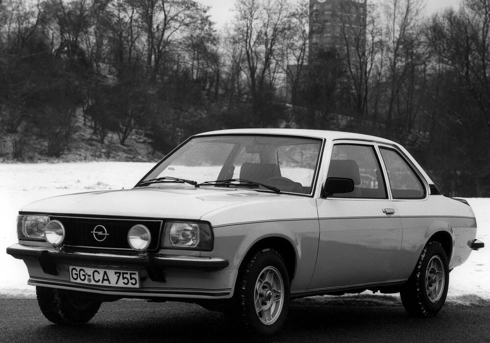 Fiche technique Opel Ascona II 2.0 E (B) (1980-1981)