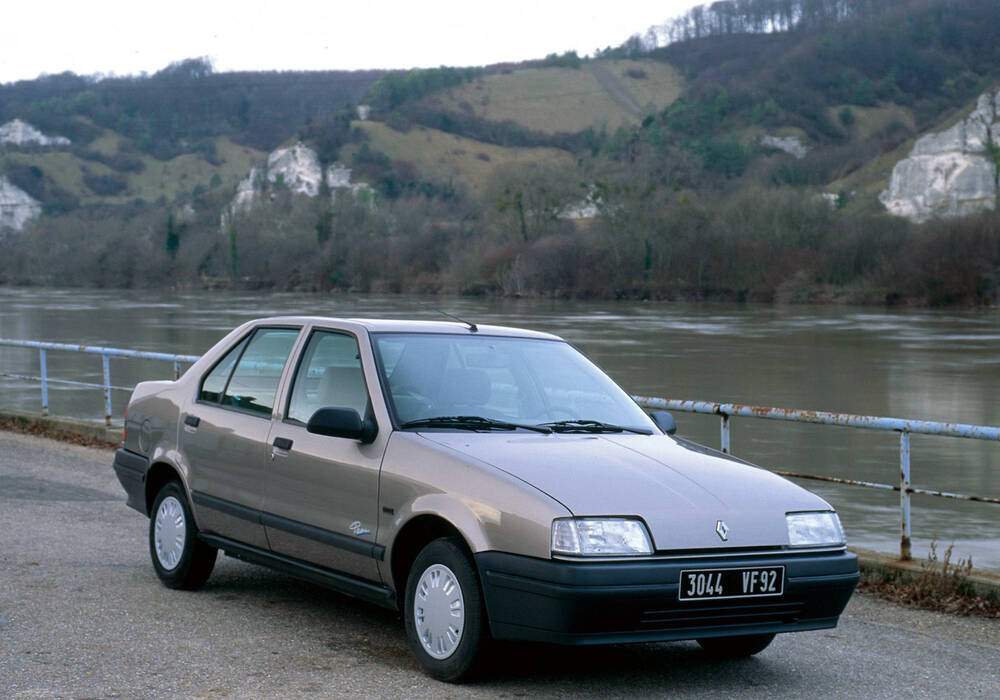 Fiche technique Renault 19 Chamade 1.7 (1989-1992)