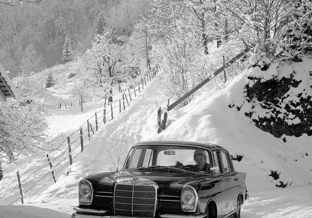 Fiche technique Mercedes-Benz 220 SEb (W111) (1959-1965)