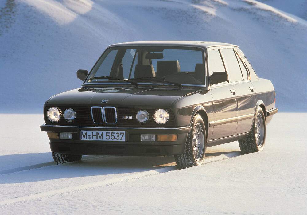 Fiche technique BMW M5 (E28) (1985-1987)