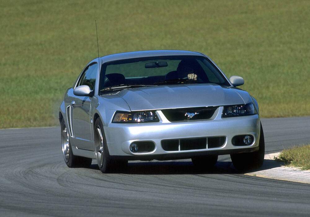 Fiche technique Ford Mustang IV SVT Cobra (2002-2004)