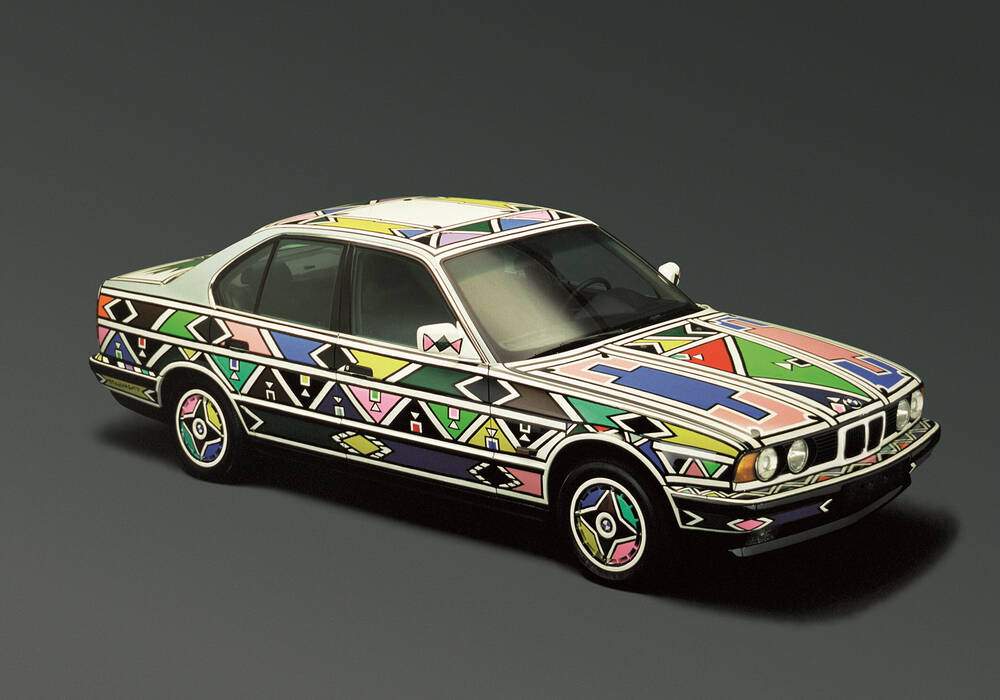 Fiche technique BMW 525i (E34) &laquo; Art Car by Esther Mahlangu &raquo; (1992)