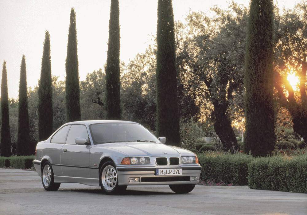 Fiche technique BMW 320i Coup&eacute; (E36) (1992-1999)