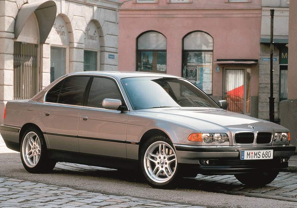 Fiche technique BMW 740i (E38) (1996-2001)