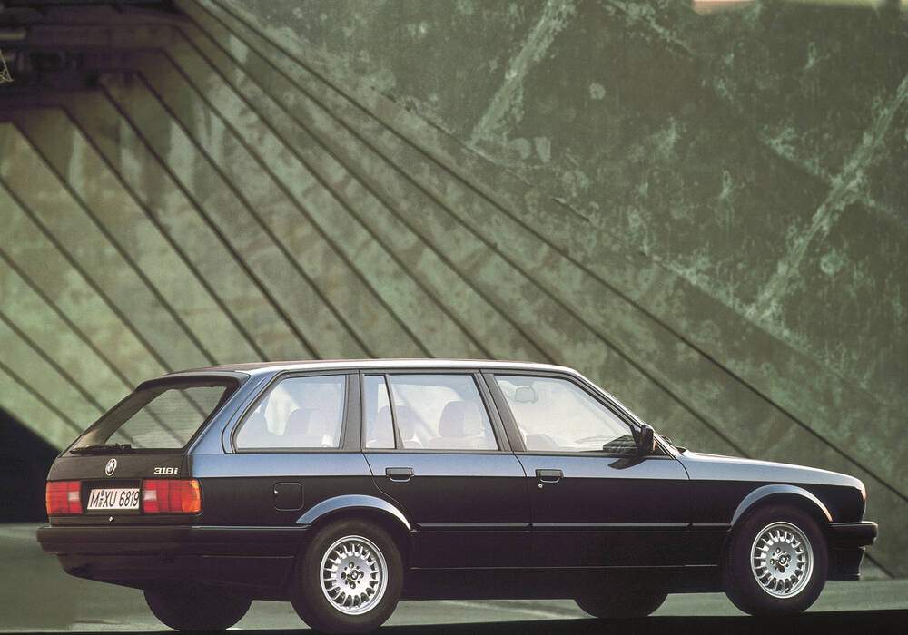 Fiche technique BMW 318i Touring (E30) (1992-1994)