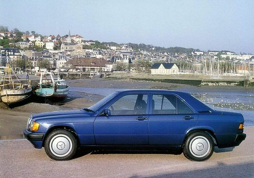 Fiche technique Mercedes-Benz 190 E 2.0 (W201) &laquo; Azzurro &raquo; (1992)
