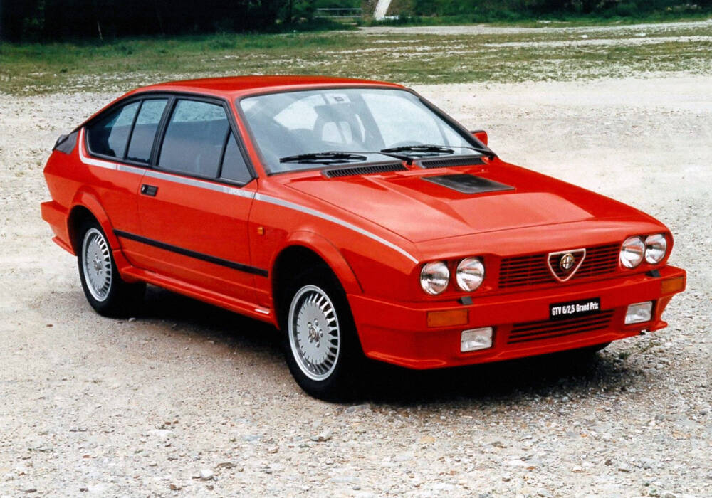 Fiche technique Alfa Romeo Alfetta GTV 6 2.5 (116) &laquo; Grand Prix &raquo; (1985-1986)