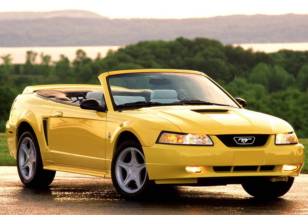Fiche technique Ford Mustang IV GT Convertible &laquo; 35th Anniversary &raquo; (2000)
