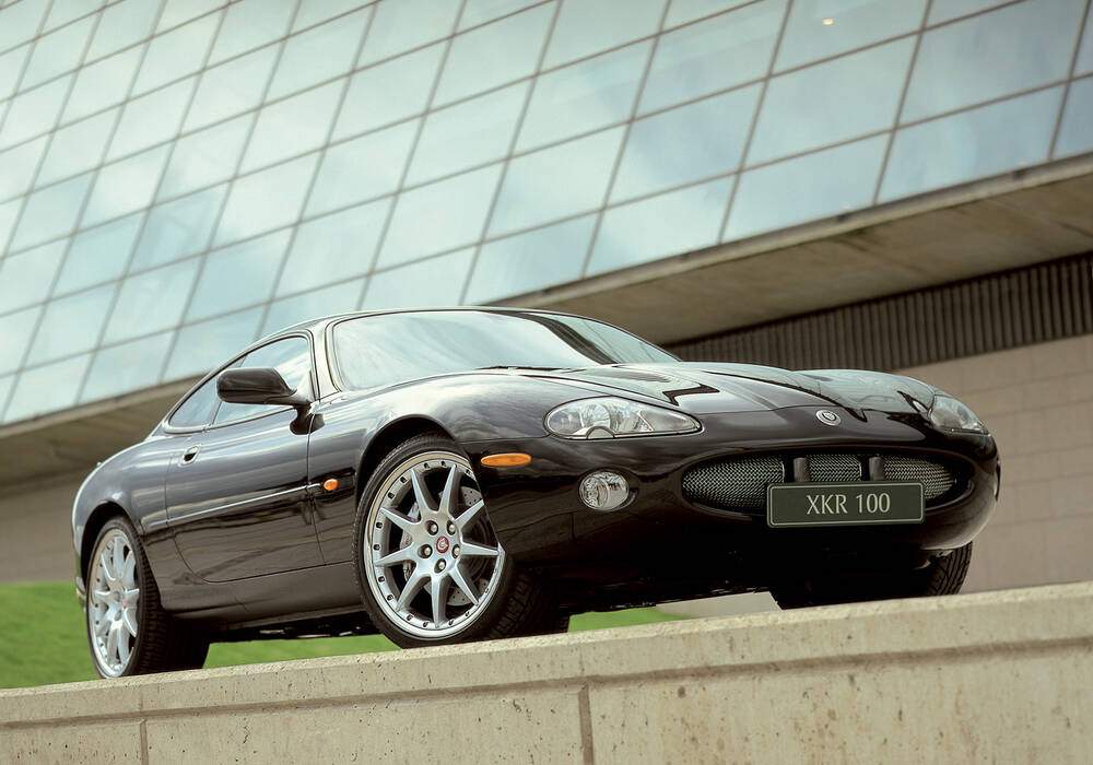 Fiche technique Jaguar XKR Coup&eacute; 4.0 &laquo; 100 &raquo; (2002)