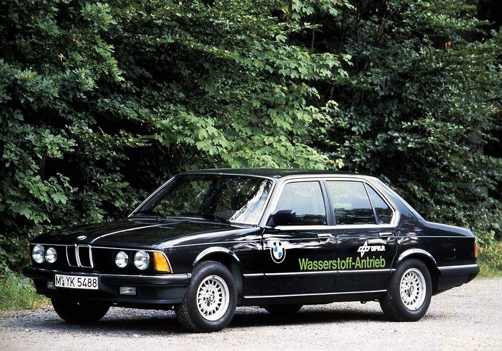 Fiche technique BMW 745i Wasserstoff-Antrieb (1986)