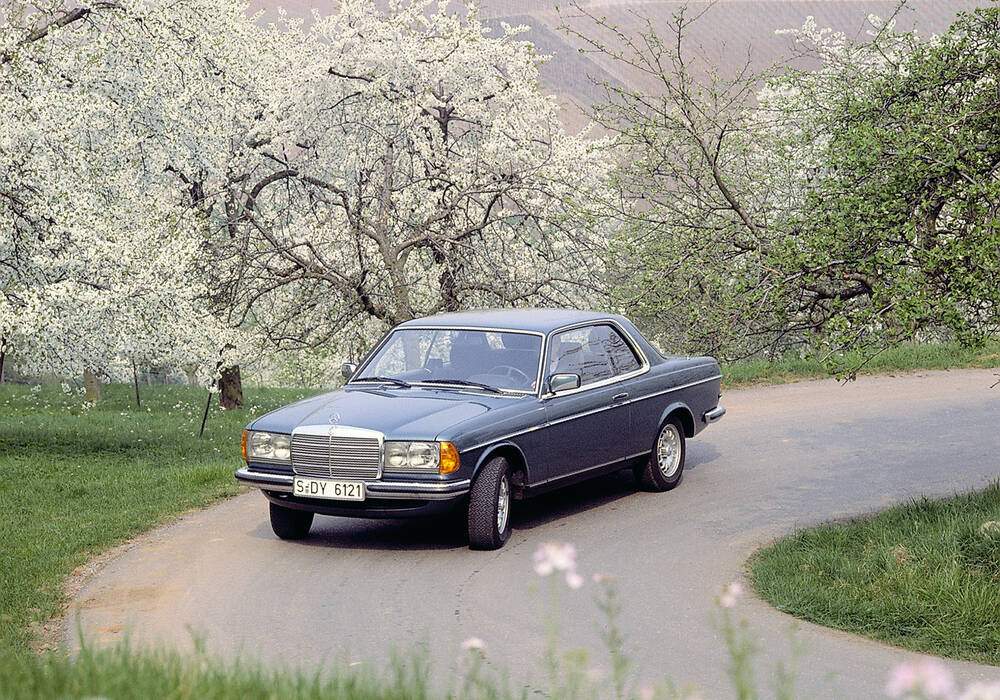 Fiche technique Mercedes-Benz 230 CE (C123) (1980-1985)