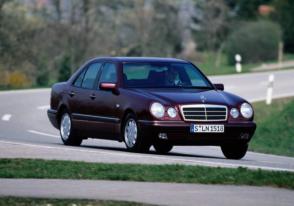 Fiche technique Mercedes-Benz E II 300 D (W210) (1995-1997)