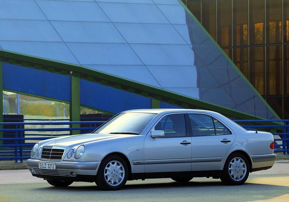 Fiche technique Mercedes-Benz E II 320 (W210) (1996-1997)