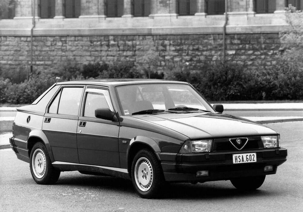 Fiche technique Alfa Romeo 75 3.0 V6 Quadrifoglio Verde (1990-1992)