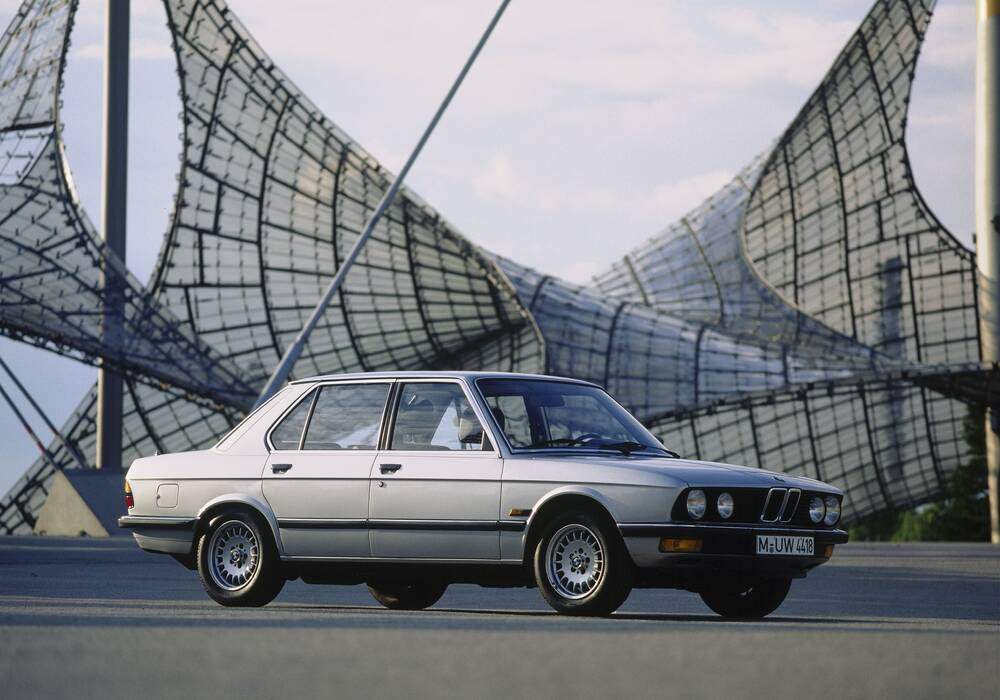 Fiche technique BMW 525i  (E28) (1981-1987)