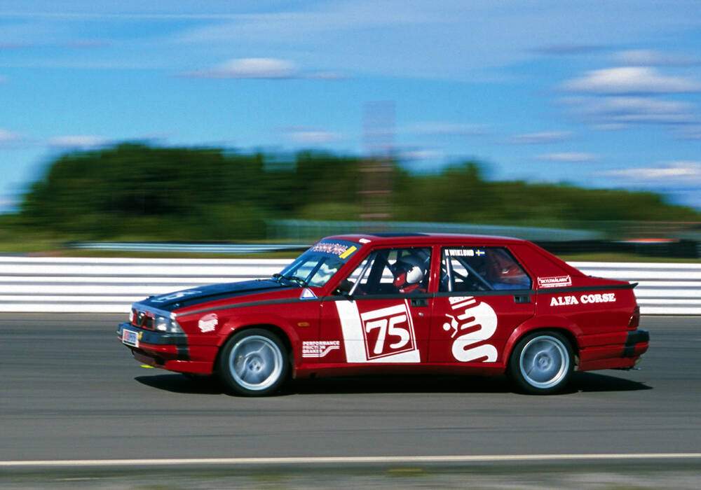 Fiche technique Alfa Romeo 75 3.0 V6 Production STCC (1988-1992)