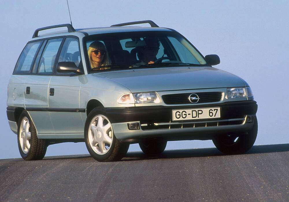 Fiche technique Opel Astra Caravan 1.6 16V (F) (1995-1998)