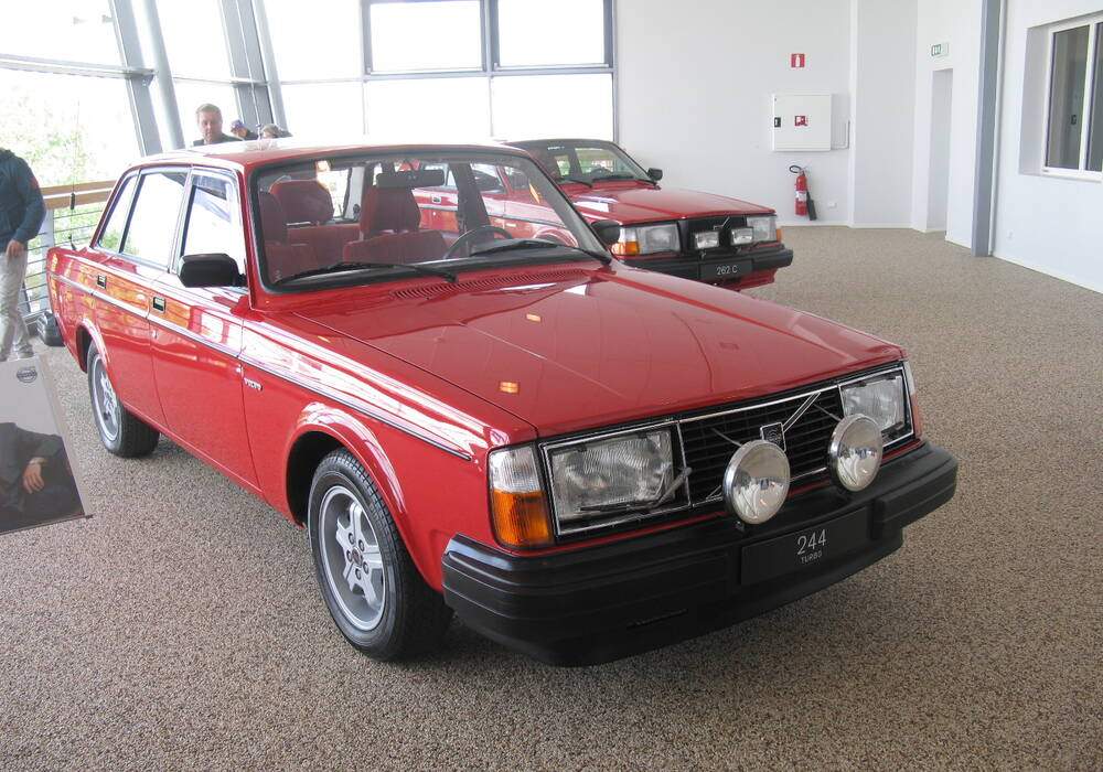 Fiche technique Volvo 244 2.1 Turbo (1981-1983)