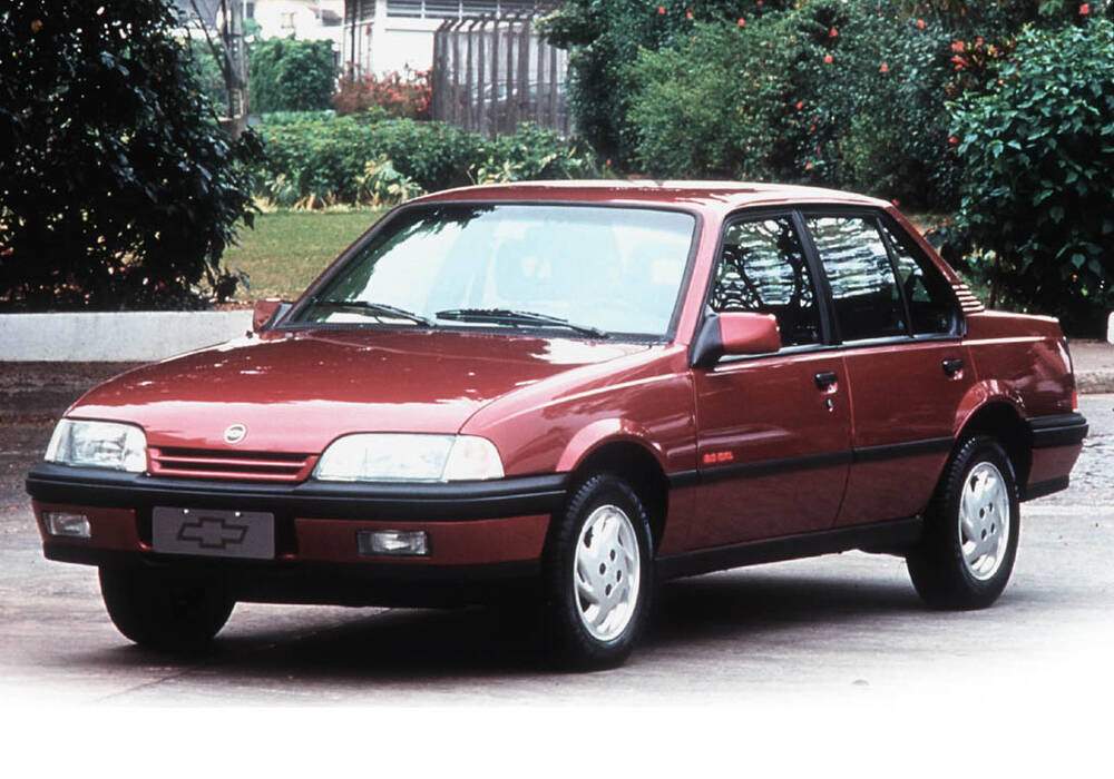 Fiche technique Chevrolet Monza 2.0 EFi 115 (1993-1995)