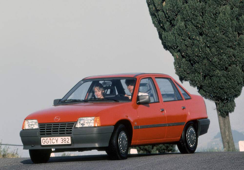 Fiche technique Opel Kadett V Sedan 1.6i (E) (1986-1988)