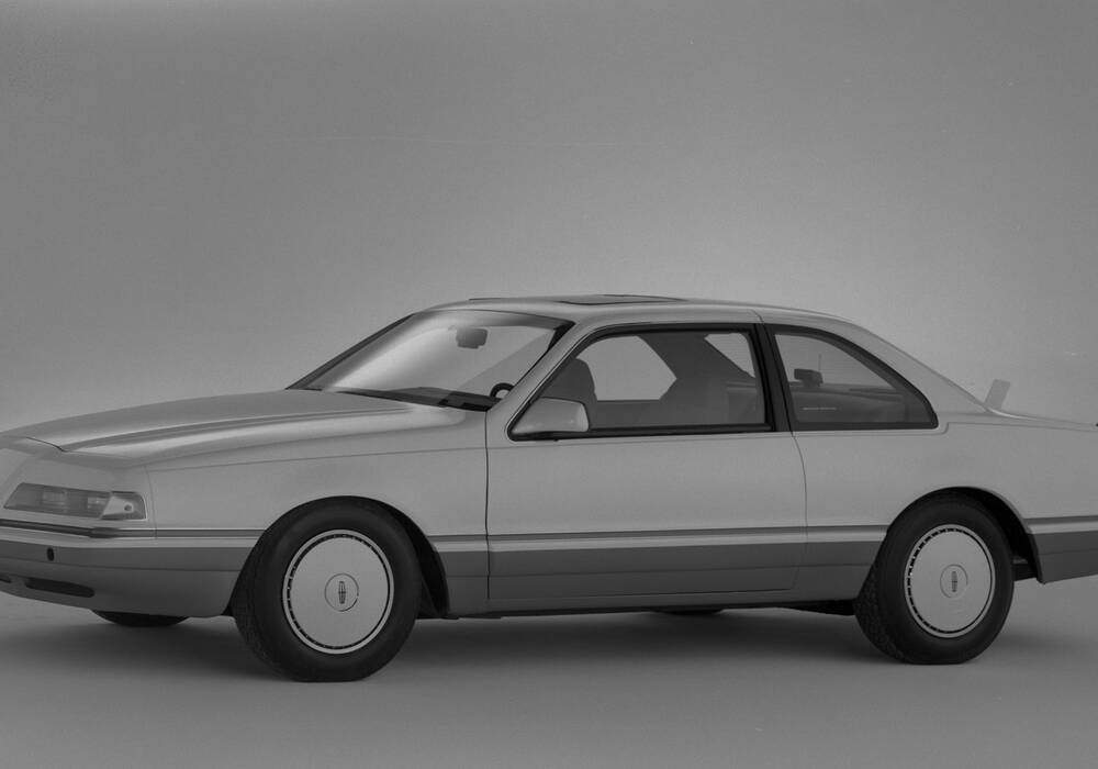 Fiche technique Lincoln Continental Concept 100 (1983)