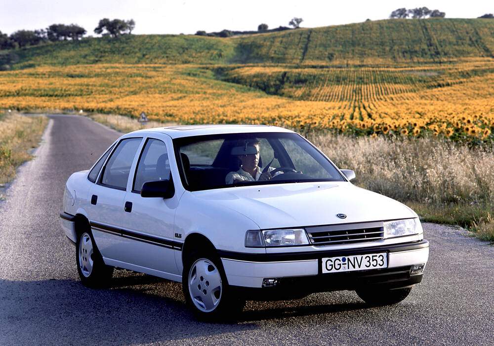 Fiche technique Opel Vectra Sedan 1.8i (A) (1990-1992)