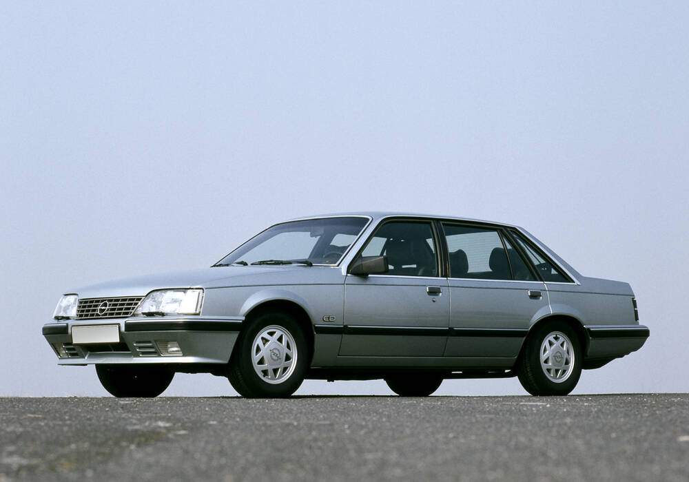 Fiche technique Opel Senator 3.0i (A2) (1985-1986)