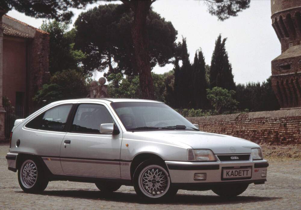 Fiche technique Opel Kadett V 2.0 GSi 16v 150 (E) &laquo; Champion &raquo; (1990-1991)