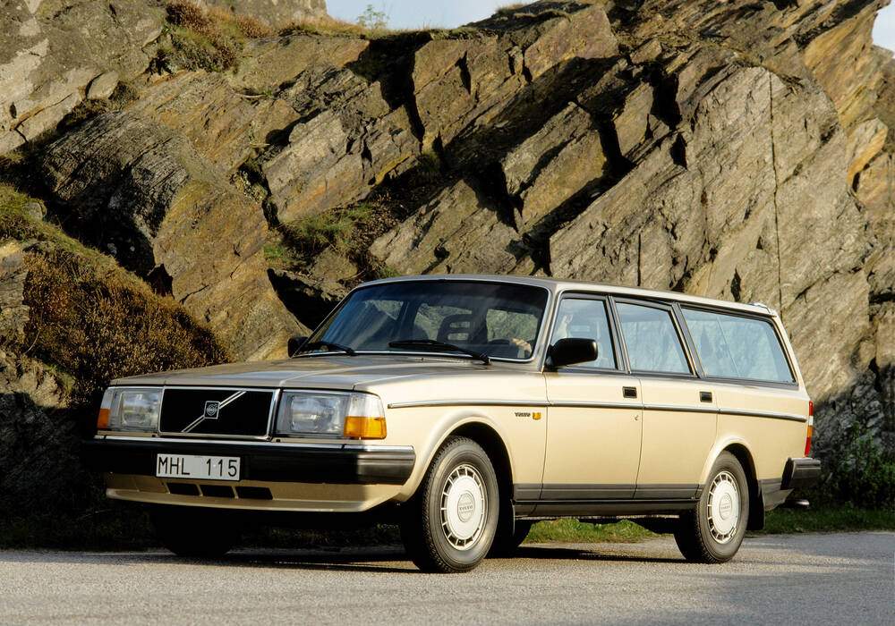 Fiche technique Volvo 240 2.3 Kombi (1986-1993)