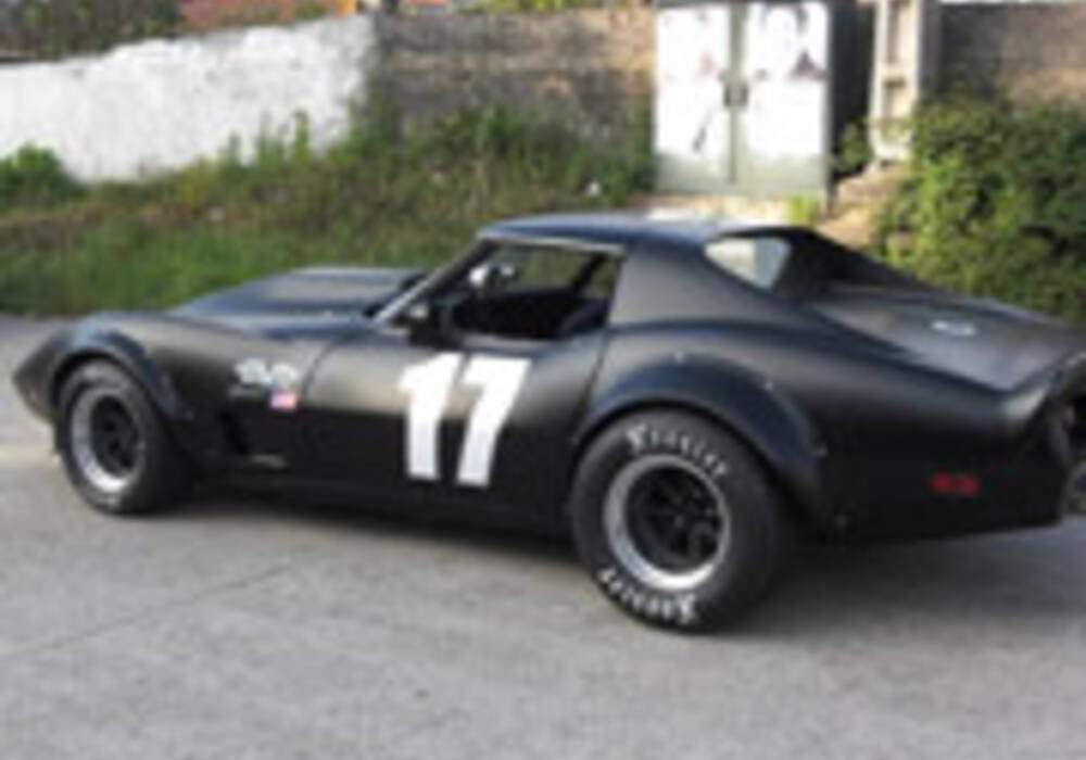 Une Corvette C3 noire matte