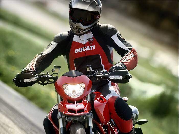 Ducati 1100 Hypermotard (2007),  ajouté par nothing