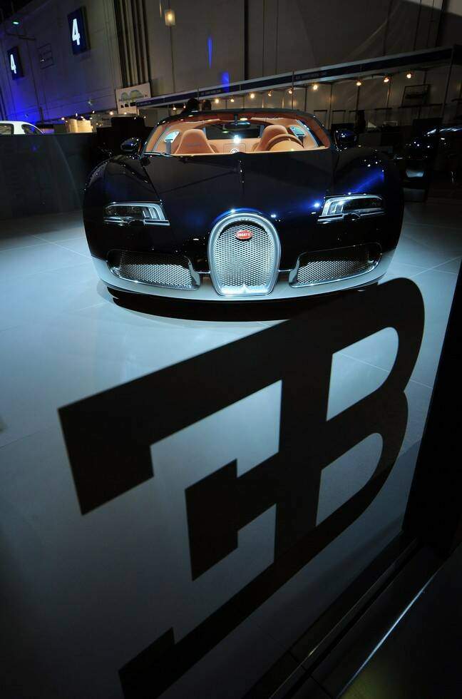 Bugatti EB 16.4 Veyron Grand Sport « Soleil de Nuit » (2010),  ajouté par fox58