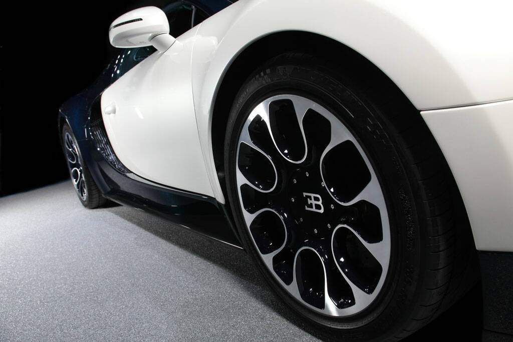 Bugatti EB 16.4 Veyron Grand Sport « Royal Dark Blue » (2010),  ajouté par fox58