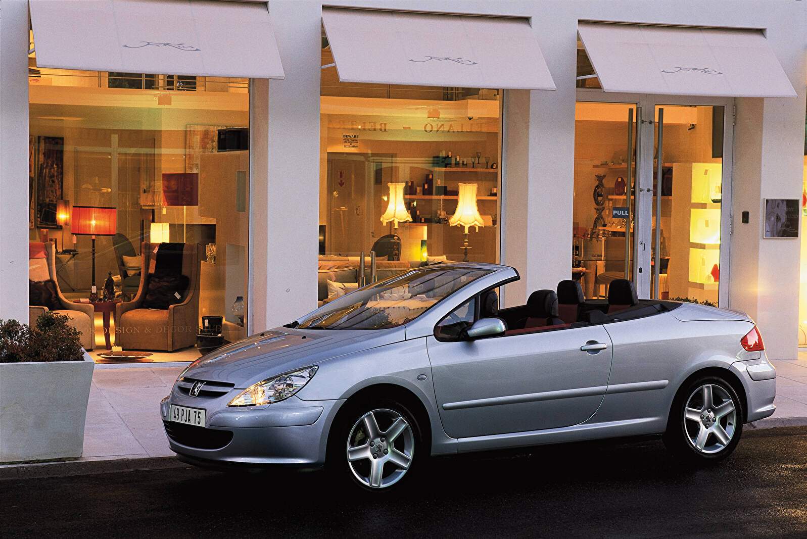 Peugeot 307 CC 2.0 16v 140 « Première Edition » (2003),  ajouté par fox58